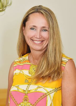 Eine Frau mit gelb-blonden Haaren in ein buntes Oberteil gekleidet lächelt in die Kamera. Dr. med. Claudia Schramm , Fachärztin für Kinderheilkunde und Jugendmedizin.