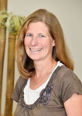 Eine Frau mit langen rot-blonden Haaren in beiges Oberteil gekleidet lächelt in die Kamera. Dr. med. Maja Schulze, Fachärztin für Kindermedizin und Jugendmedizin.