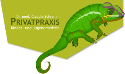 Logo der Privatpraxis für Kinder- und Jugendmedizin für Hanau und Frankfurt am Main. Ein buntes Chamäleon auf einer salatgrünen eckigen Fläche. Chamäleon klettert entlang des Schriftzugs: Dr. med. Claudia Schramm Privatpraxis für Kinder- und Jugendmedizin