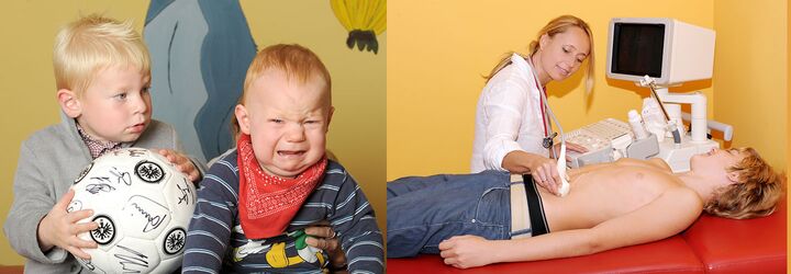 Zwei junge Kinder sitzen im Warteraum der Kinderarztpraxis. Einer von ihnen weint. Der andere hält einen Ball und guckt verdutzt auf den Nörgler. Eine Kinderärztin untersucht den Bauchraum eines Jugendlichen mit einem Ultraschallgerät.