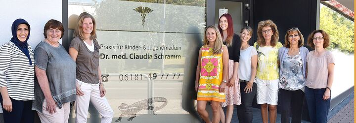 Das Team der Privatarztpraxis und Arztpraxis für Kinder- und Jugendmedizin. Frauen stehen vor dem Eingang. Auf dem Eingangsschild steht geschrieben: Praxis für Kinder- und Jugendmedizin und die Telefon-Nummer 06181 497777.