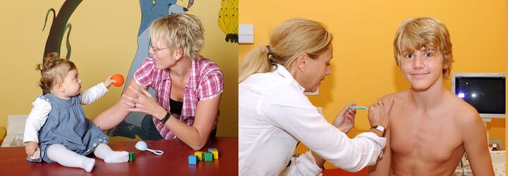 Ein weibliches Baby hält einen kleinen Gummiball einer Kinderkrankenschwester hin. Die Fachärztin für Jugendmedizin impft einen Jungen im Behandlungsraum der Privatpraxis. Der Junge lächelt vergnügt ohne von der Spritze beeindruckt zu sein.